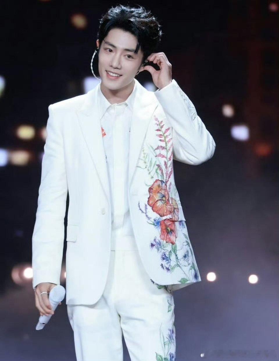肖战花卉刺绣白西装肖战北京春晚录制路透，花卉刺绣白西装妥妥的白马王子 
