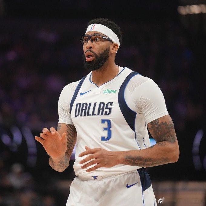 浓眉2个赛季被交易2次浓眉只为独行侠打了29场球 奇才从独行侠得到浓眉、哈迪、拉