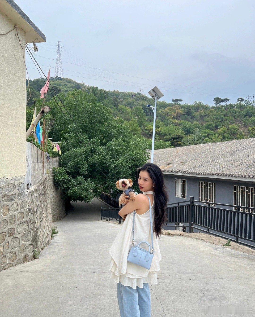 张婧仪的穿搭秘密已被我发现👀张婧仪的穿搭有种松弛不费力的美感 普通人也可以模仿