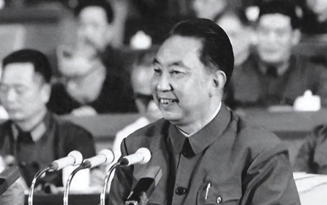 有人说毛主席雕像翘二郎腿不太雅观，华国锋却认为这样更显得慈祥温和，你怎么看？
1