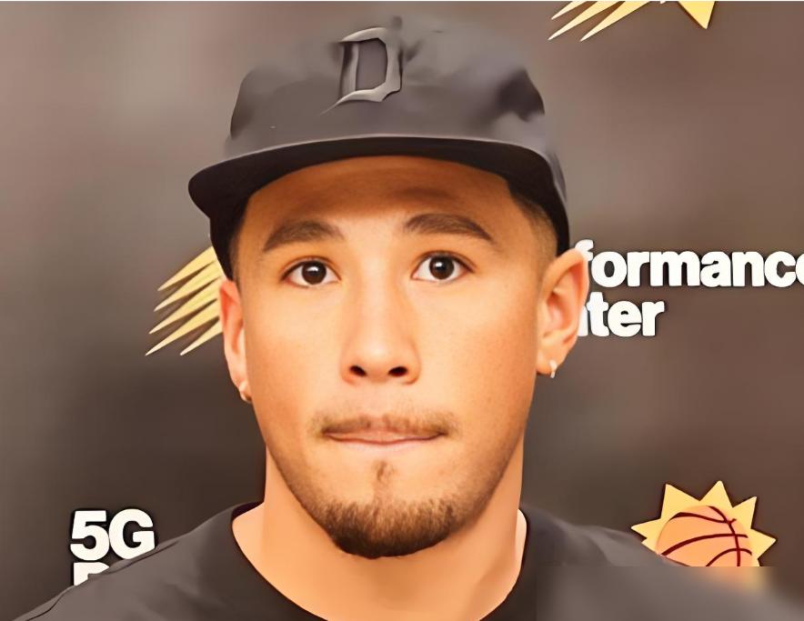 杰伦格林指着裁判的鼻子大骂偏心，自家老大布克反手就是一记无形的耳光。你看球这么多