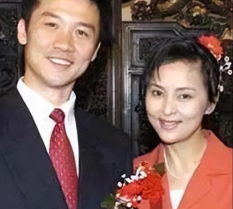 2011年，黄志忠把自己在北京的两套千万房产、200万存款和名下所有车，一把塞给