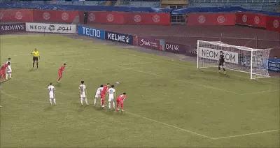 主裁判罚江文豪禁区内手球张健智神勇扑出对方点球！ 