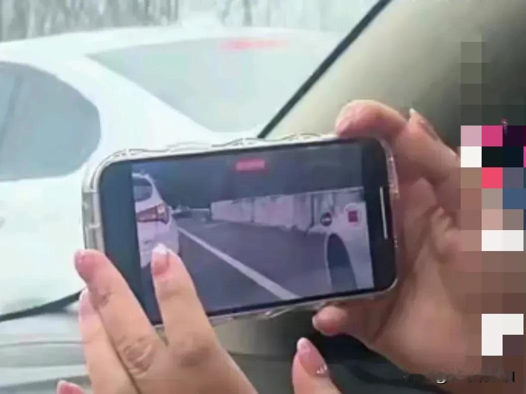 争论可以休了，央媒给拍应急车道获得1500元的拍摄女子定调：拍的好！
最近这两天