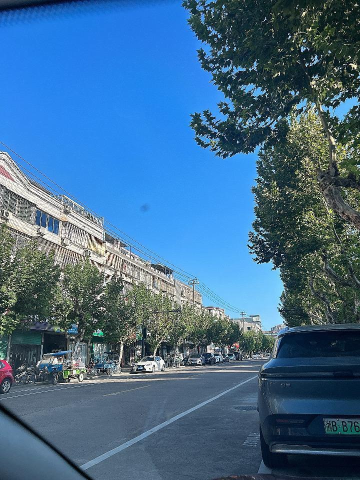 这感觉我太有体会了！节假日驾车出行，简直就是一场令人晕眩的马拉松。

去程一个多