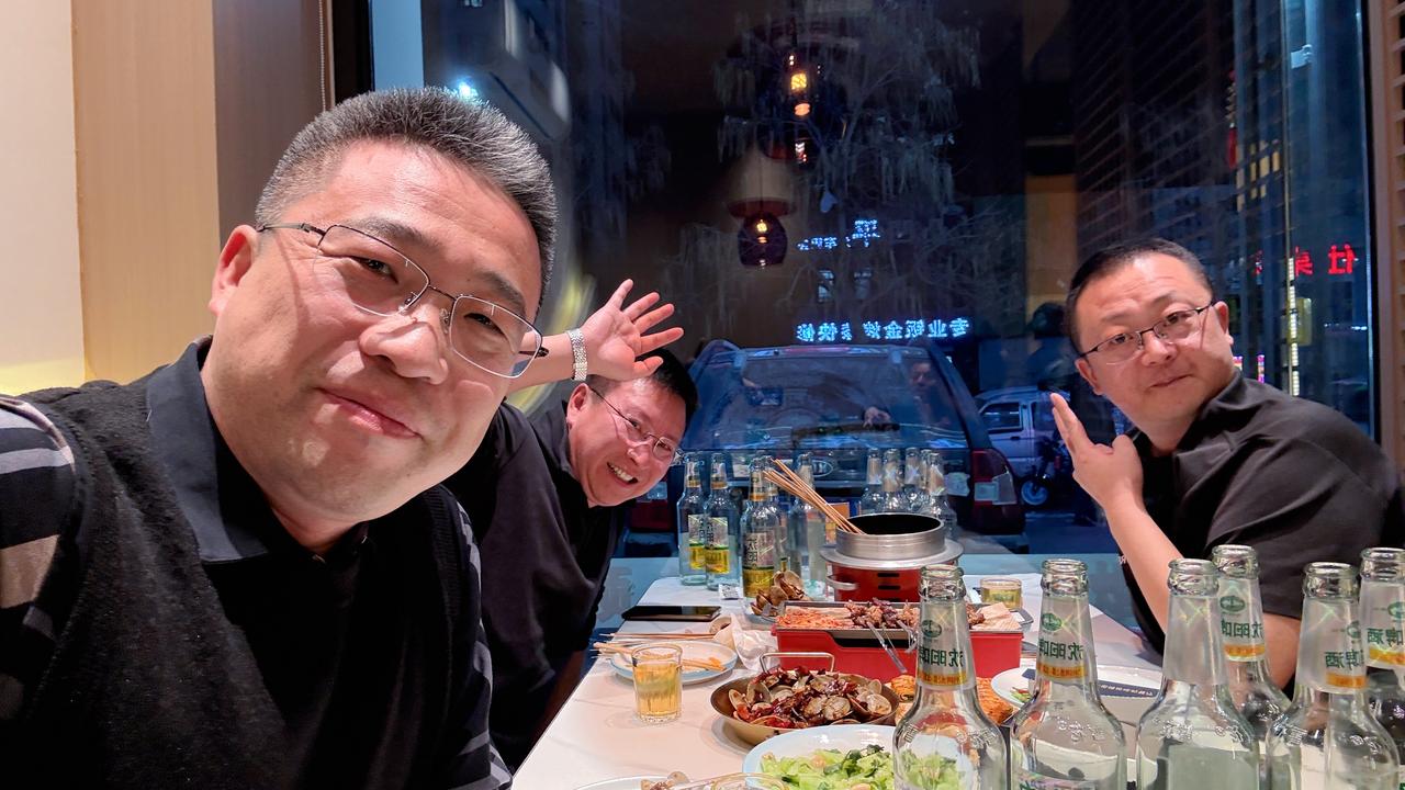 用奔驰的广告语喊你的酒搭子来喝酒：
各位：
即使你因为一时的妥协，
奔赴了别的酒