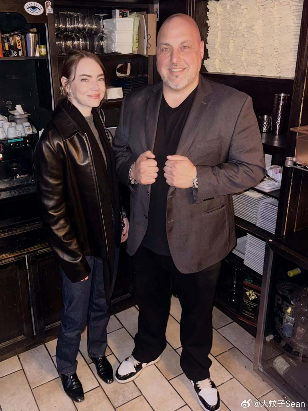 Emma stone艾玛斯通闪现，身为圣地亚哥教士的死忠粉到波士顿支持他们的比赛