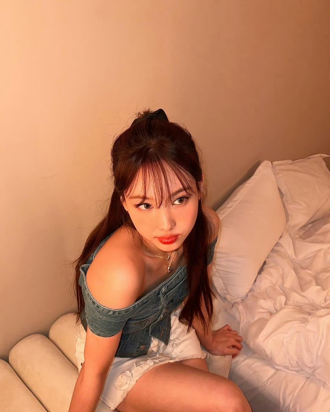 林娜琏林娜琏 一字肩娜琏散发姐感魅力ing