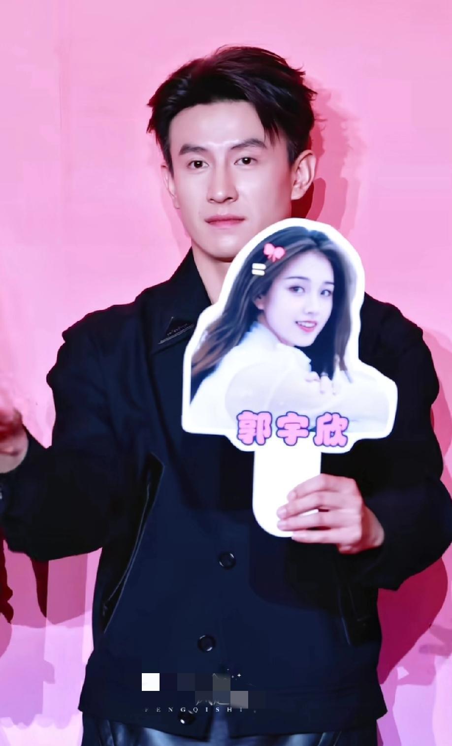 一场30亿播放量制造的爱情幻觉，被正主亲手砸碎了。
下意识挡住的旋转餐盘。
隔着