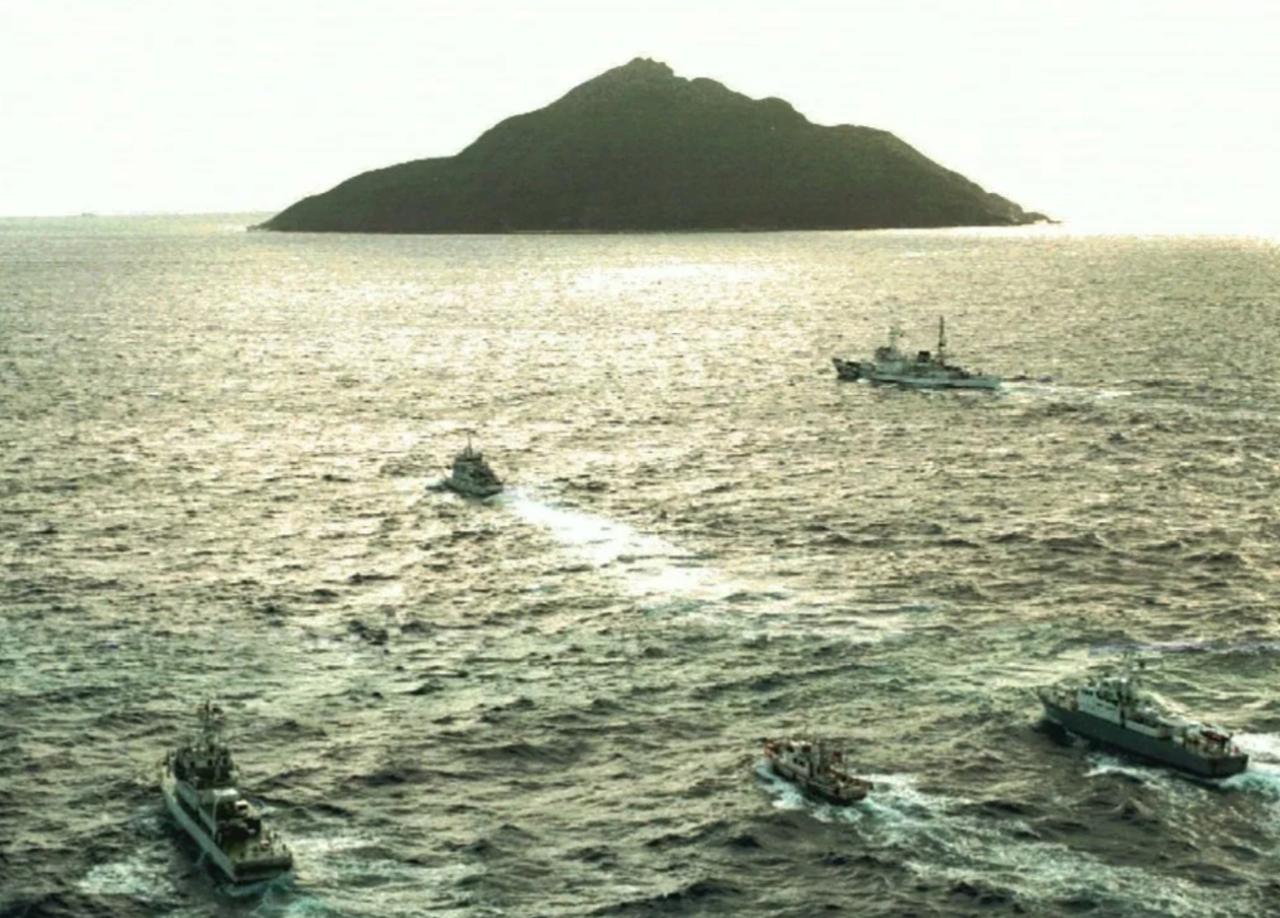 今天早上，日本渔船非法闯入我钓鱼岛海域，被我国依法采取措施警告驱离。

在两国关