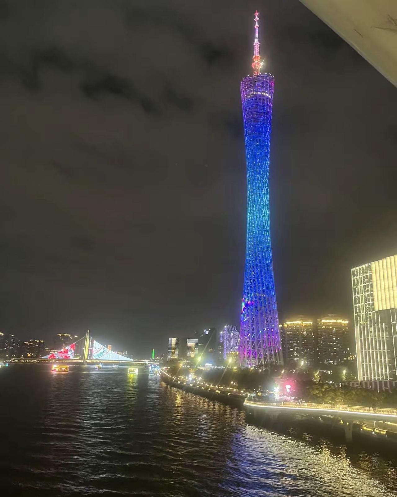 📍广州｜𝘾𝙞𝙩𝙮 𝙒𝙖𝙡𝙠看看夜晚的广州  吹吹珠江的晚风～广