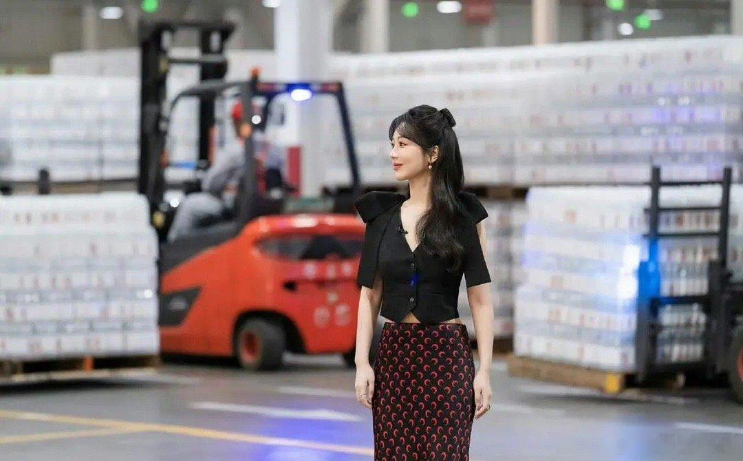 杨紫的身材应该是标准的H型身材吧[允悲] ​​​