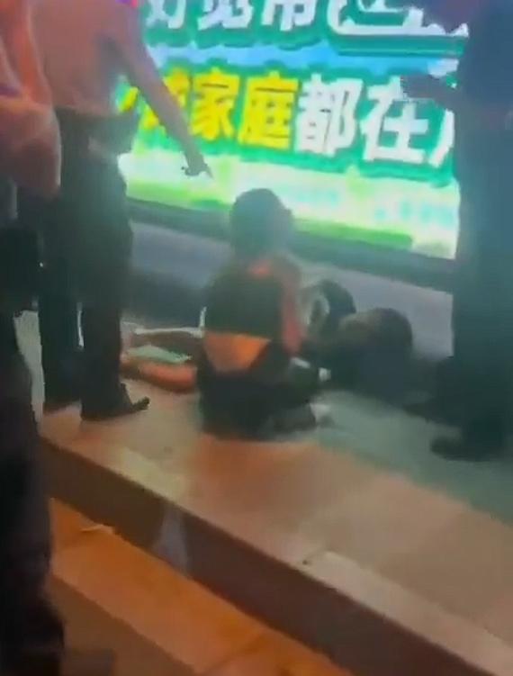 外国留学生插队吐口水被市民制止，这事儿发生在江苏徐州，两名江苏师范大学的外籍留学