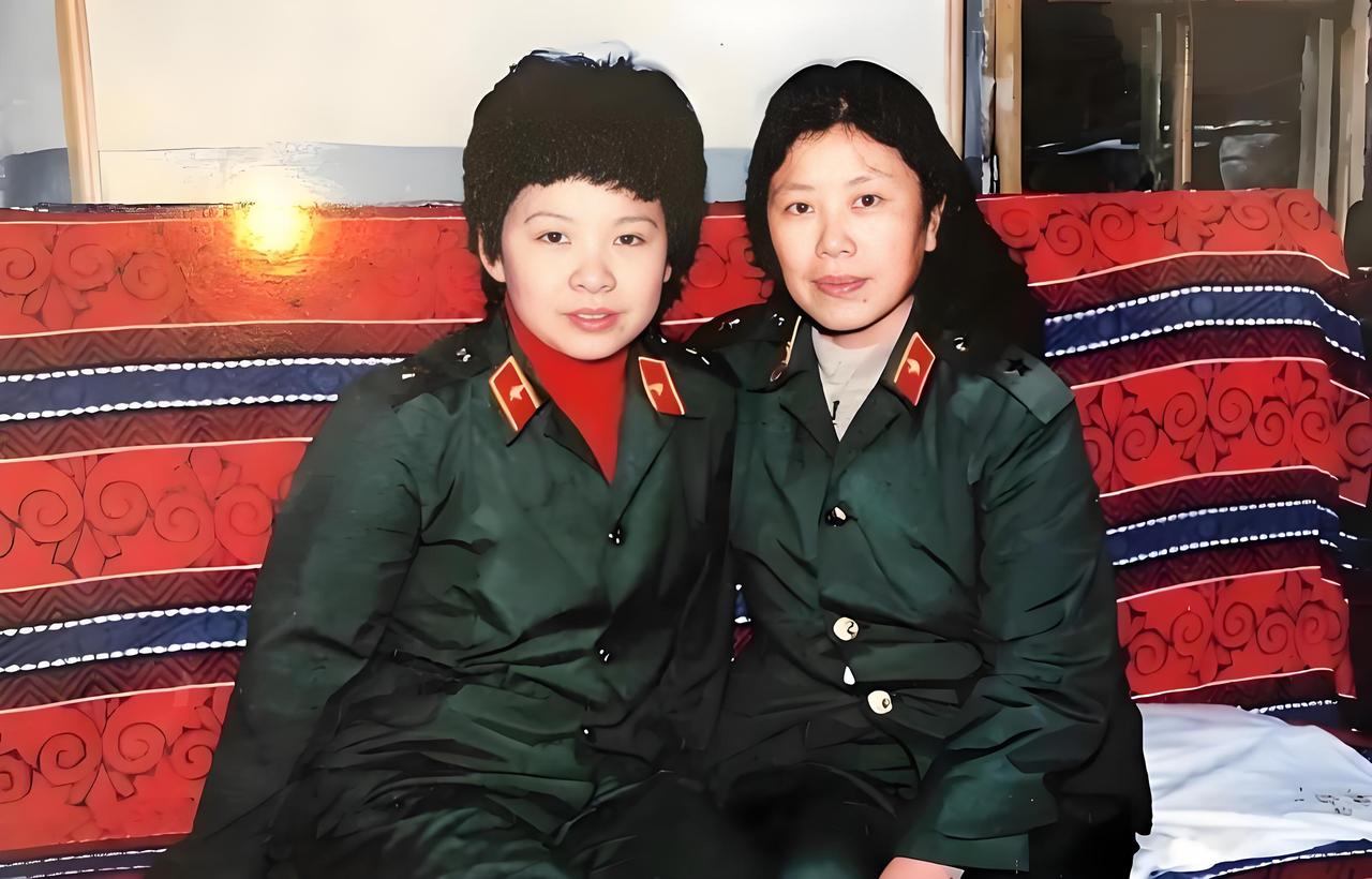 一张泛着旧意的彩色老合影，定格了青年董文华与恩师路梦兰的珍贵瞬间。路梦兰作为老一