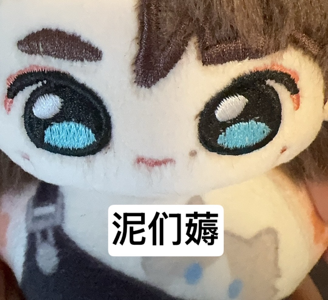 我感觉这个娃娃最好的设计就是有挂链可以挂包上 不用特意买娃包了 