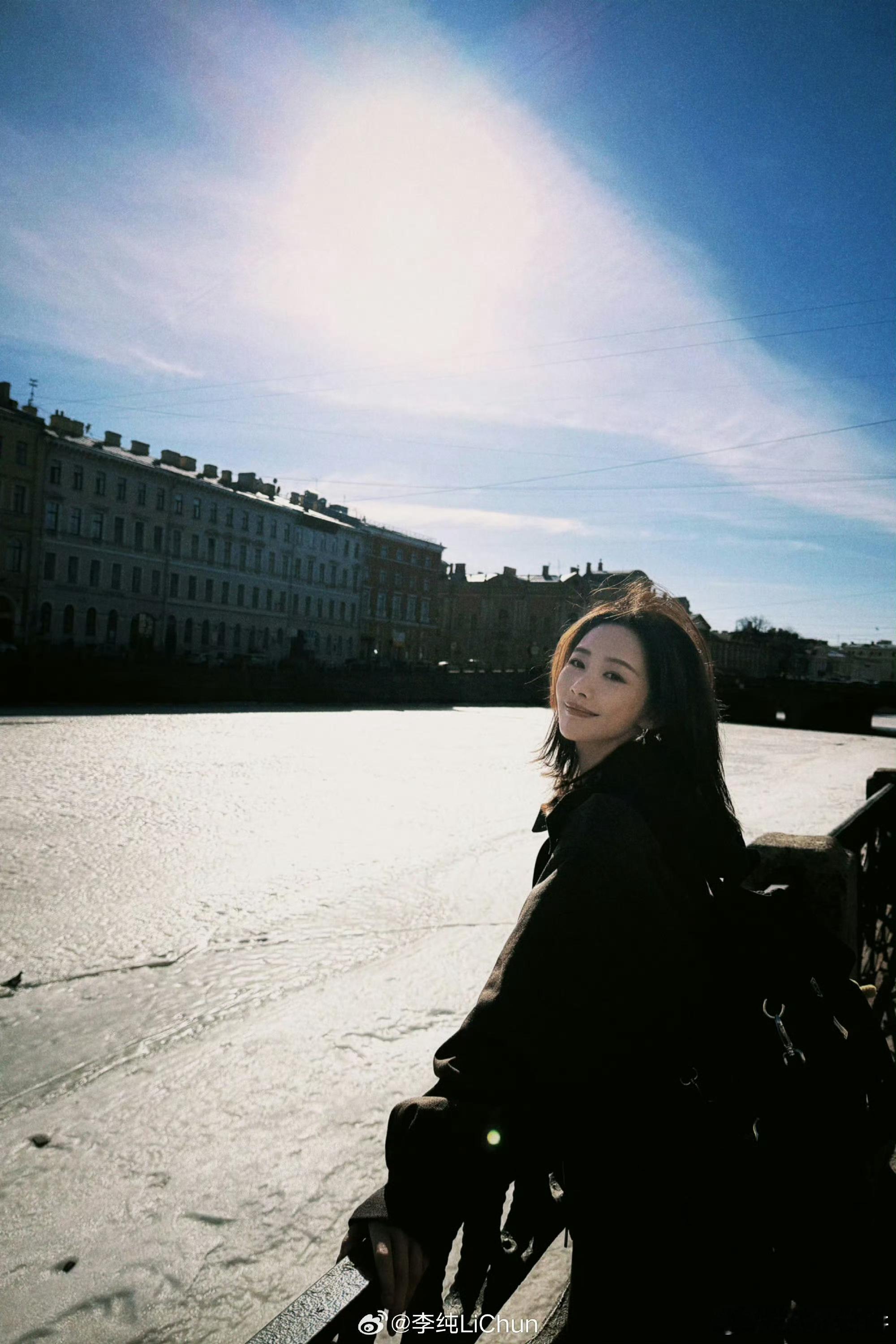 李纯的司理理火到国外了妻子的浪漫旅行李纯的司理理火出国门，转机偶遇外国粉丝认出，