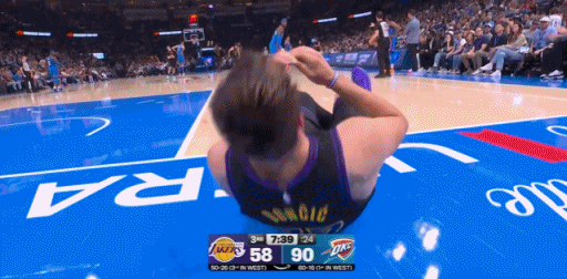 湖人官方：东契奇左腿筋拉伤不会回归。 湖人vs雷霆东契奇疑似左侧大腿拉伤