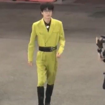许嵩穿连体衣的身材比例许嵩演唱会开场造型好亮眼，一身亮黄绿色连体工装搭配高筒长靴
