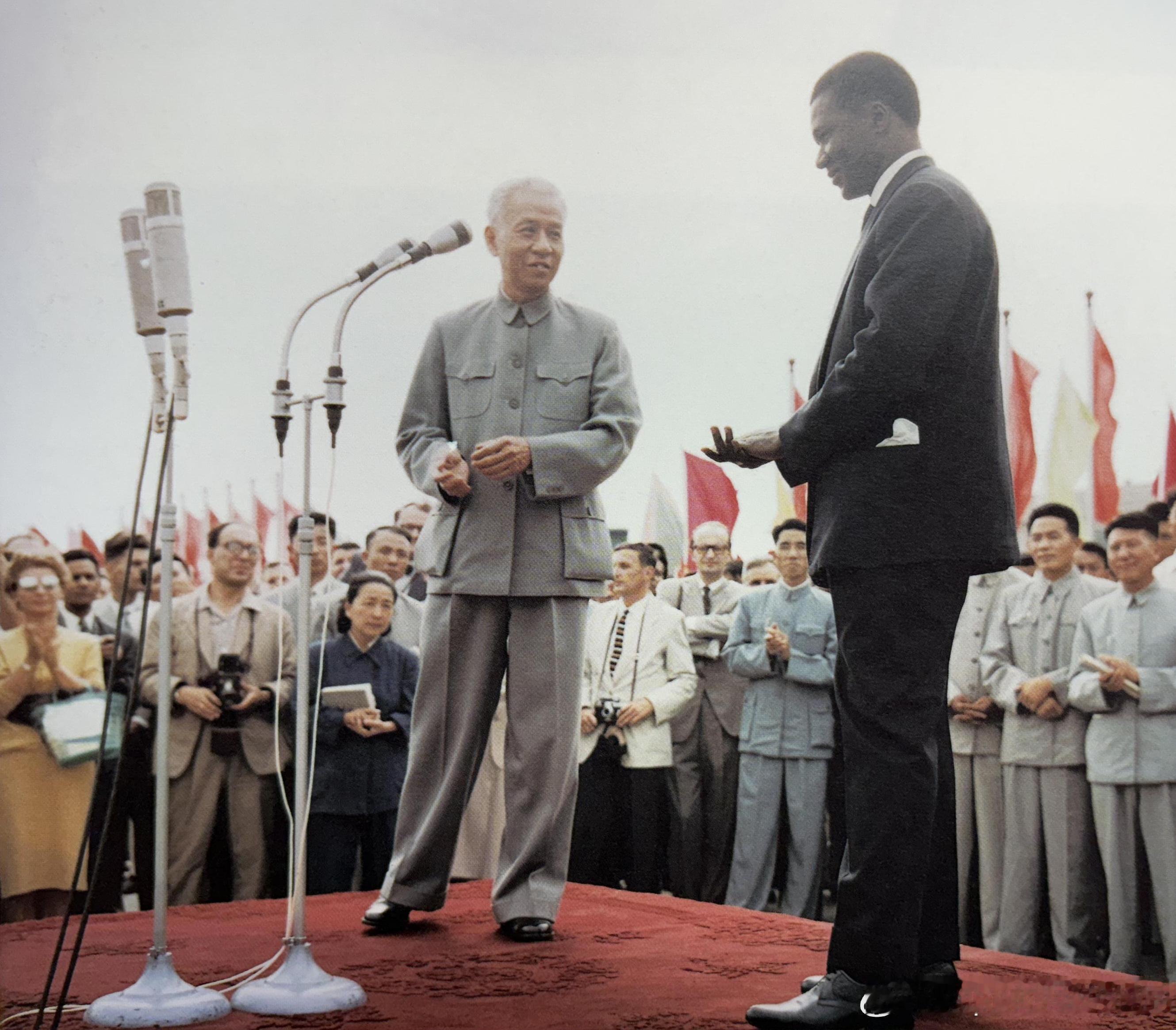 1960年9月几内亚总统塞古-杜尔作为第一位来华访问的非洲国家元首，在首都机场受