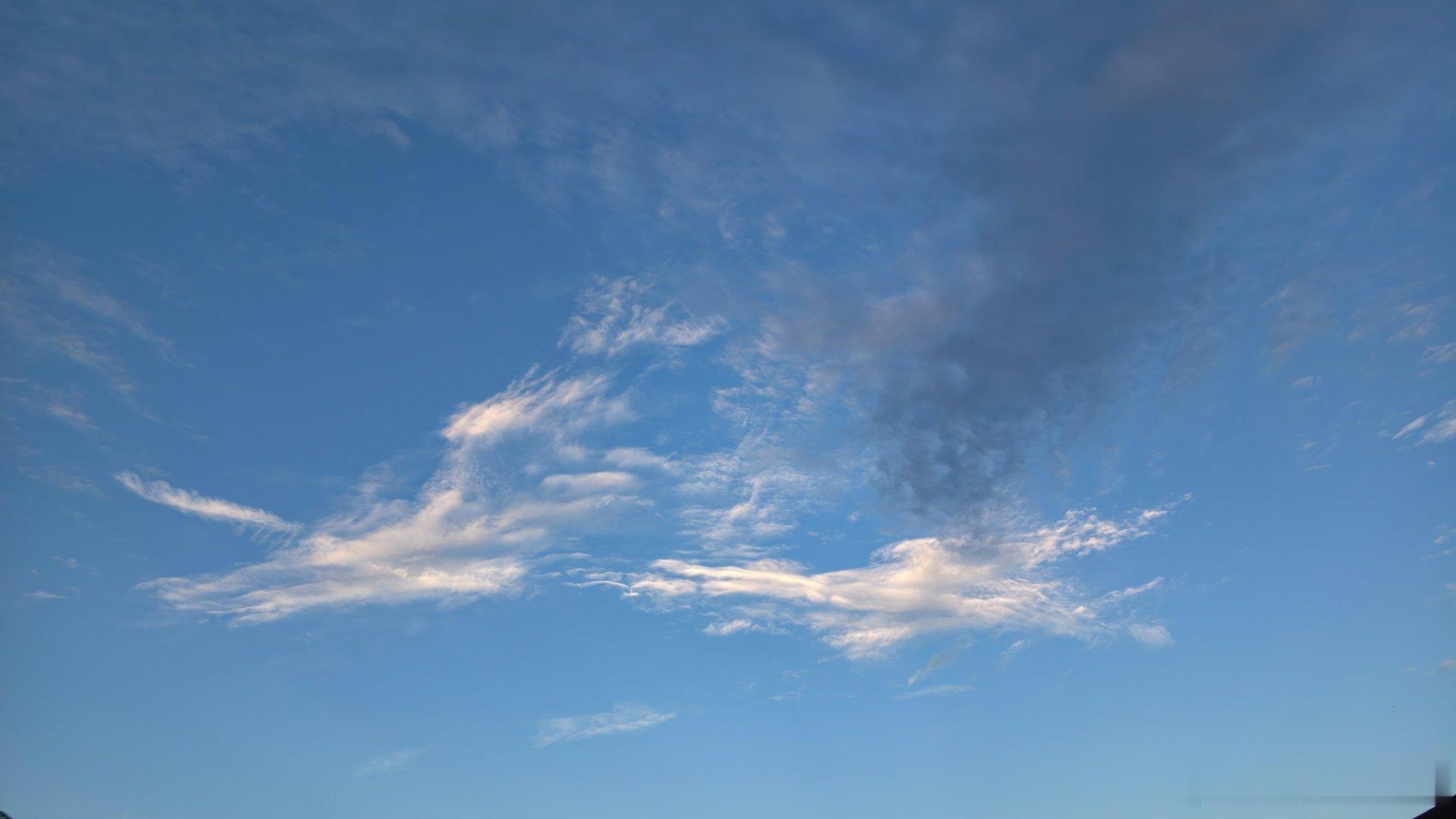 这云☁好似两只大雁南飞 