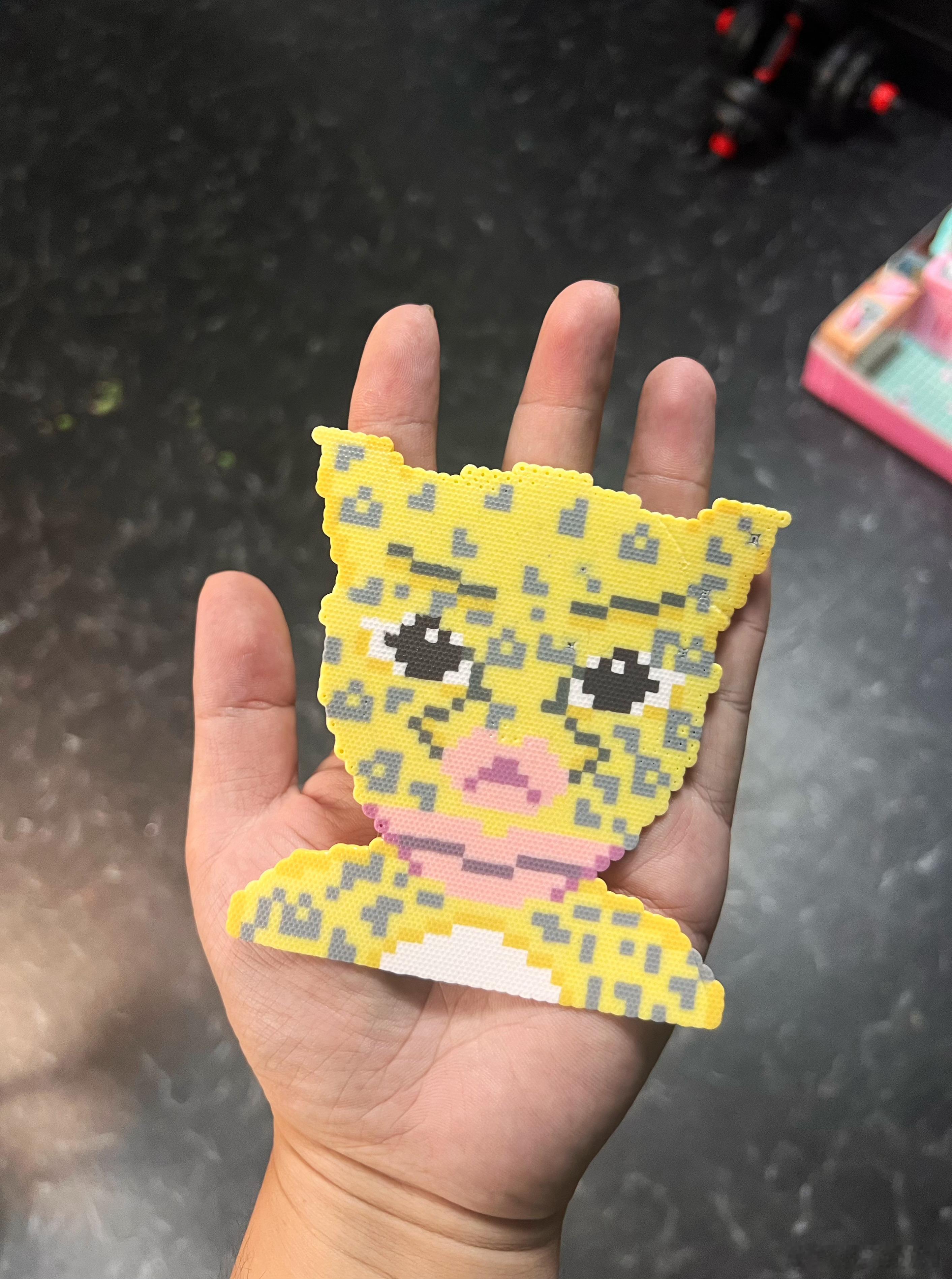 媳妇拼豆做的牛来里的豹拉，如果把鼻子当嘴看的话还有点可爱，鼻子是鼻子、嘴是嘴的话