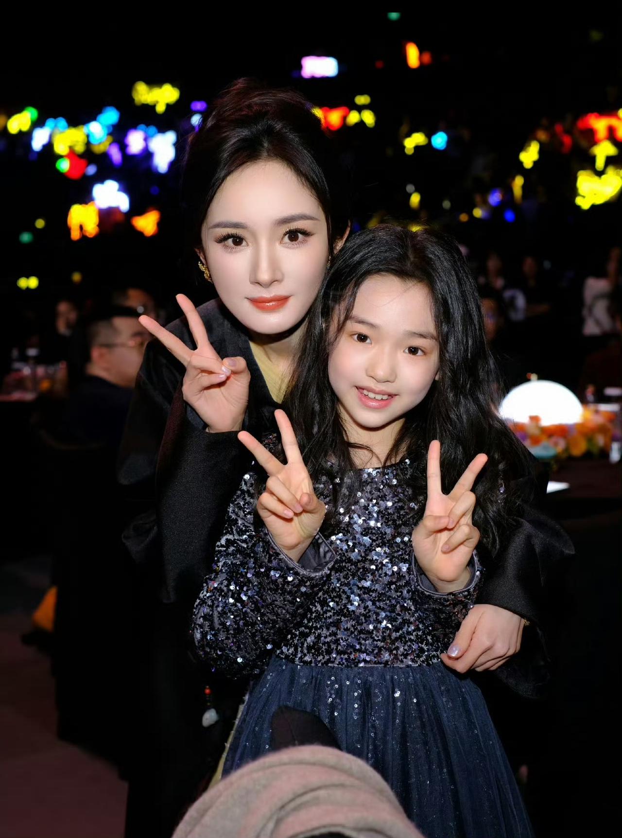 杨幂嫌弃董璇拍照的样子，也太真实了吧
简直就像我嫌弃我那个傻闺蜜时一模一样。
