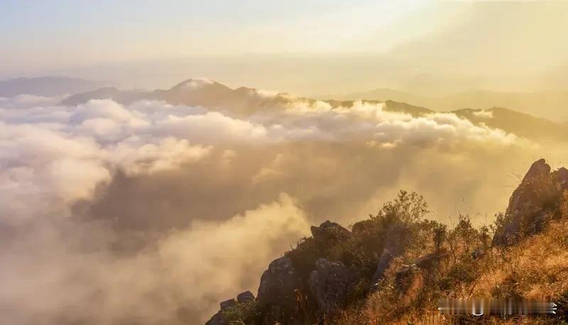 看到“远看山有色”这个上联，我立马想到经典下联“近听水无声”。这上下联对仗工整，