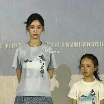 难怪女明星这么上镜呢，周也的头竟然比一个小孩子的头都要小很多。 