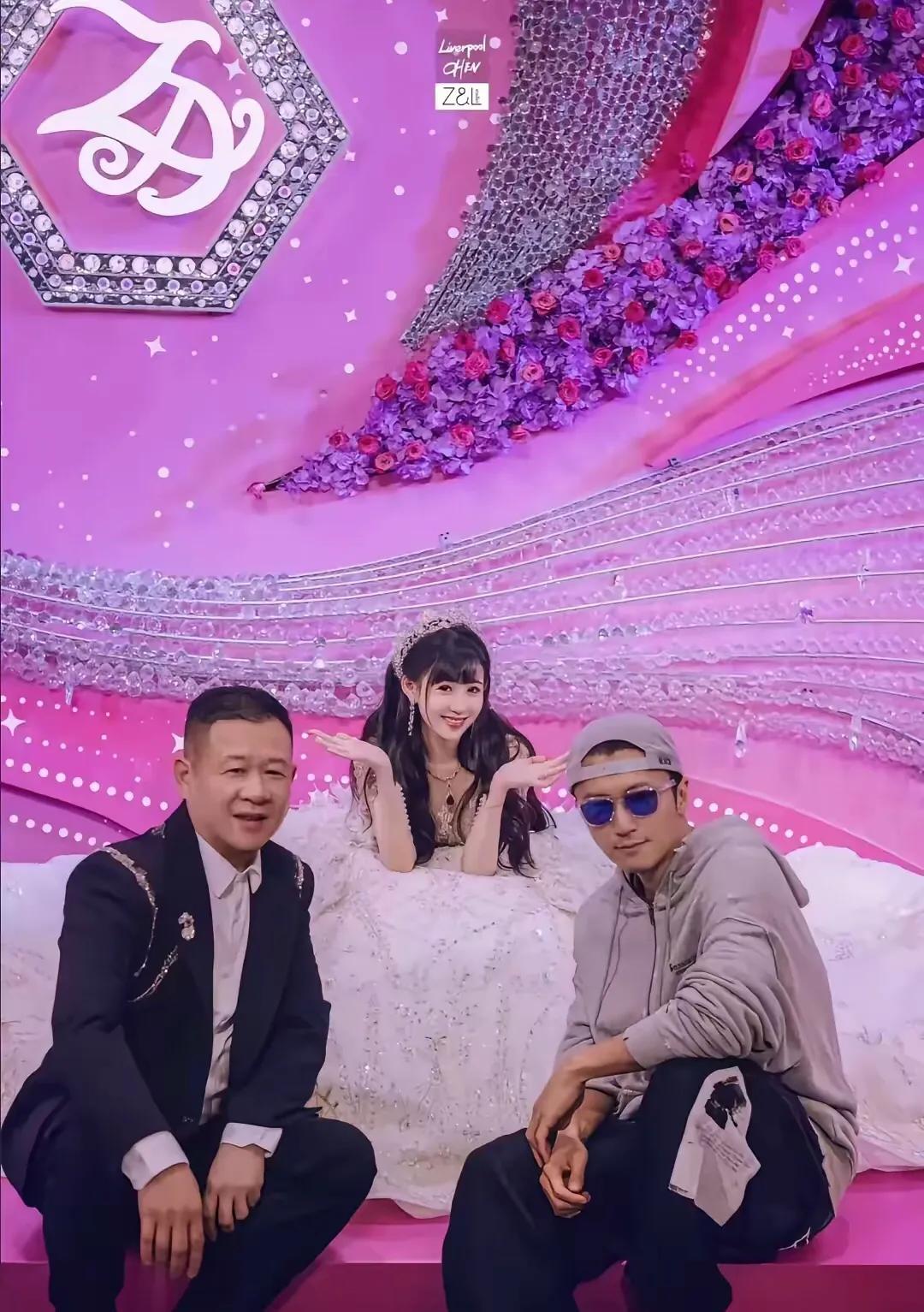 谢霆锋低调出席特步七匹狼两大家族豪门婚礼，并与丁水波和丁佳敏合影。谢霆锋是特步代
