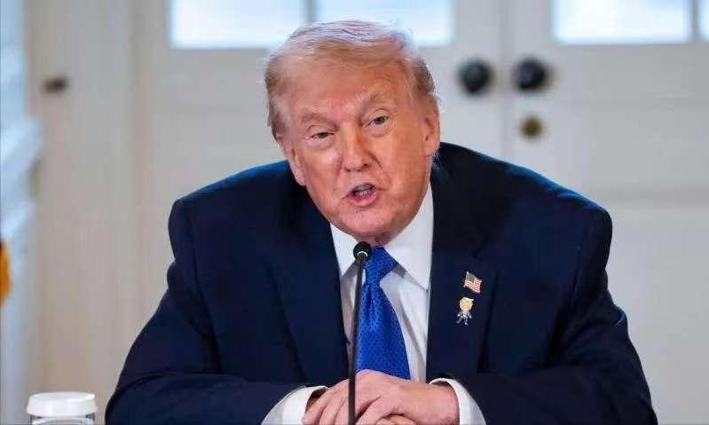 特朗普对华改口了！
外媒报道，美国总统特朗普1月13日对记者表示，他认为中国可以