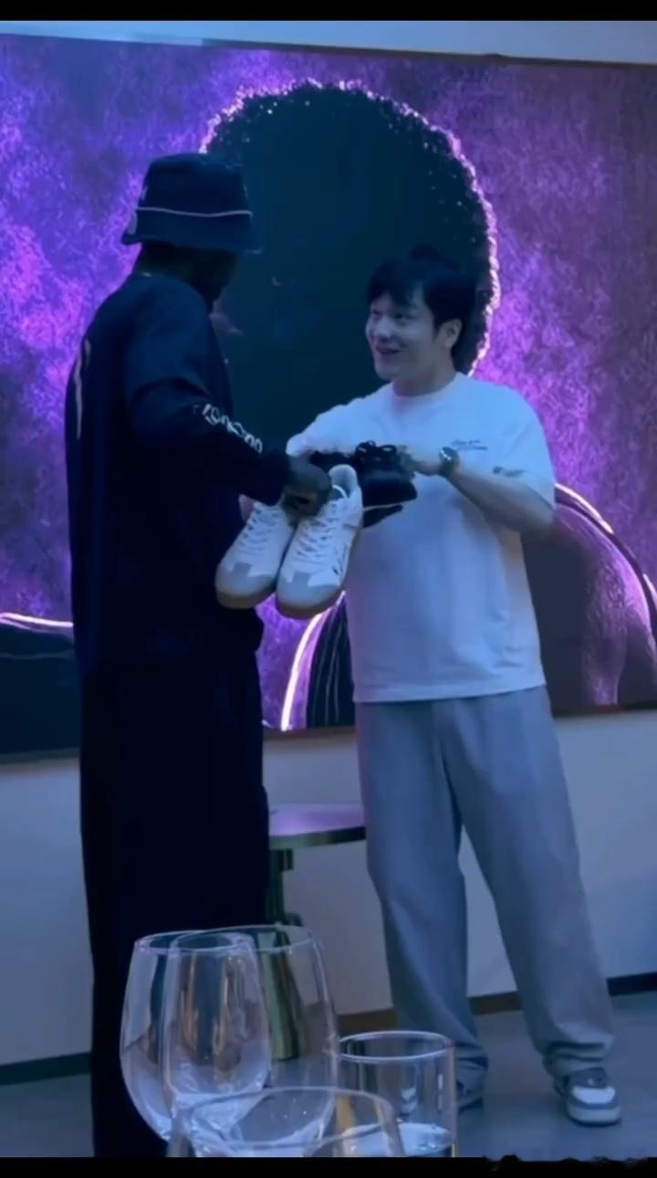樊振东欧文互赠安踏系列鞋子，东东笑的好开心 