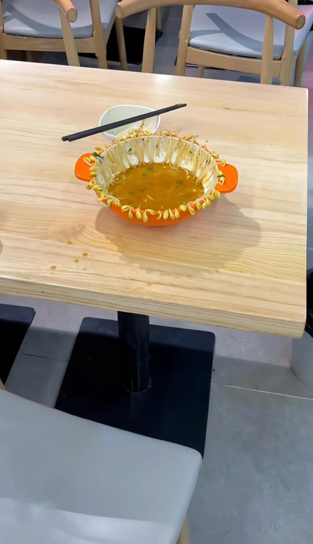 一位顾客吃完饭时留下来的，难道是不喜欢吃豆芽，要把它们都吊死吗？[捂脸]