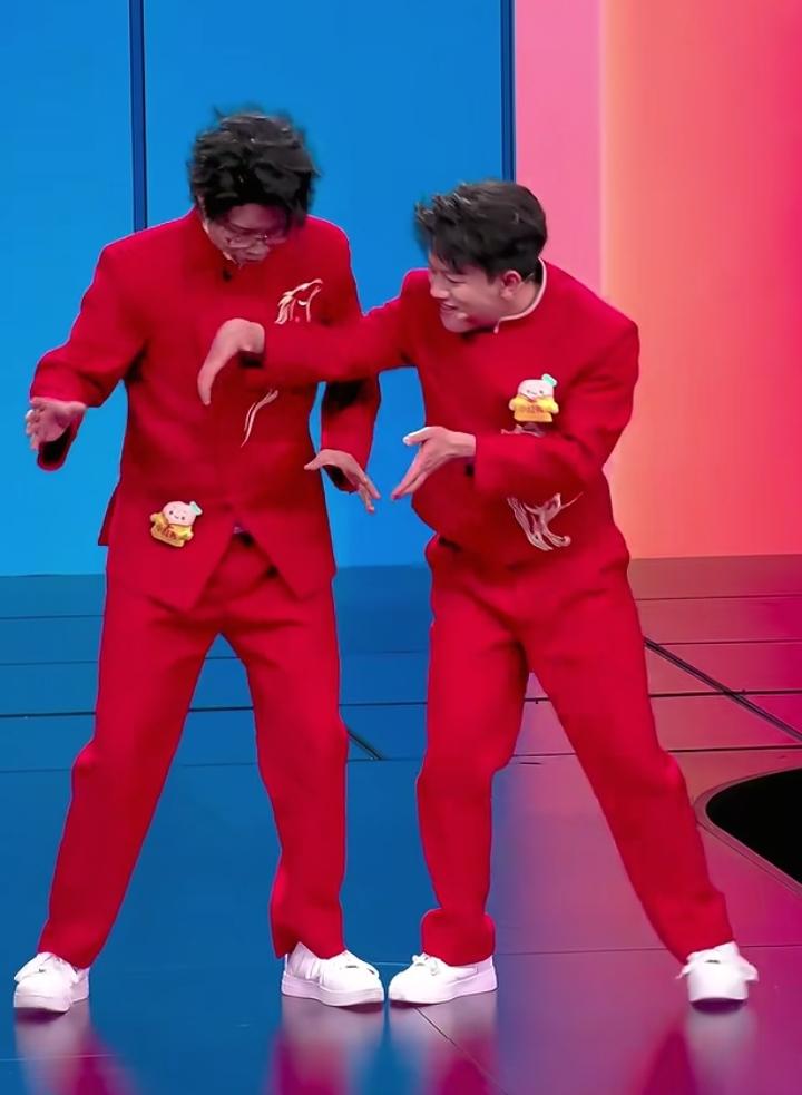 昨天没看春晚，早上发现很多网友在吐槽两个漫才的小伙子，说听不懂他们在讲什么，好奇