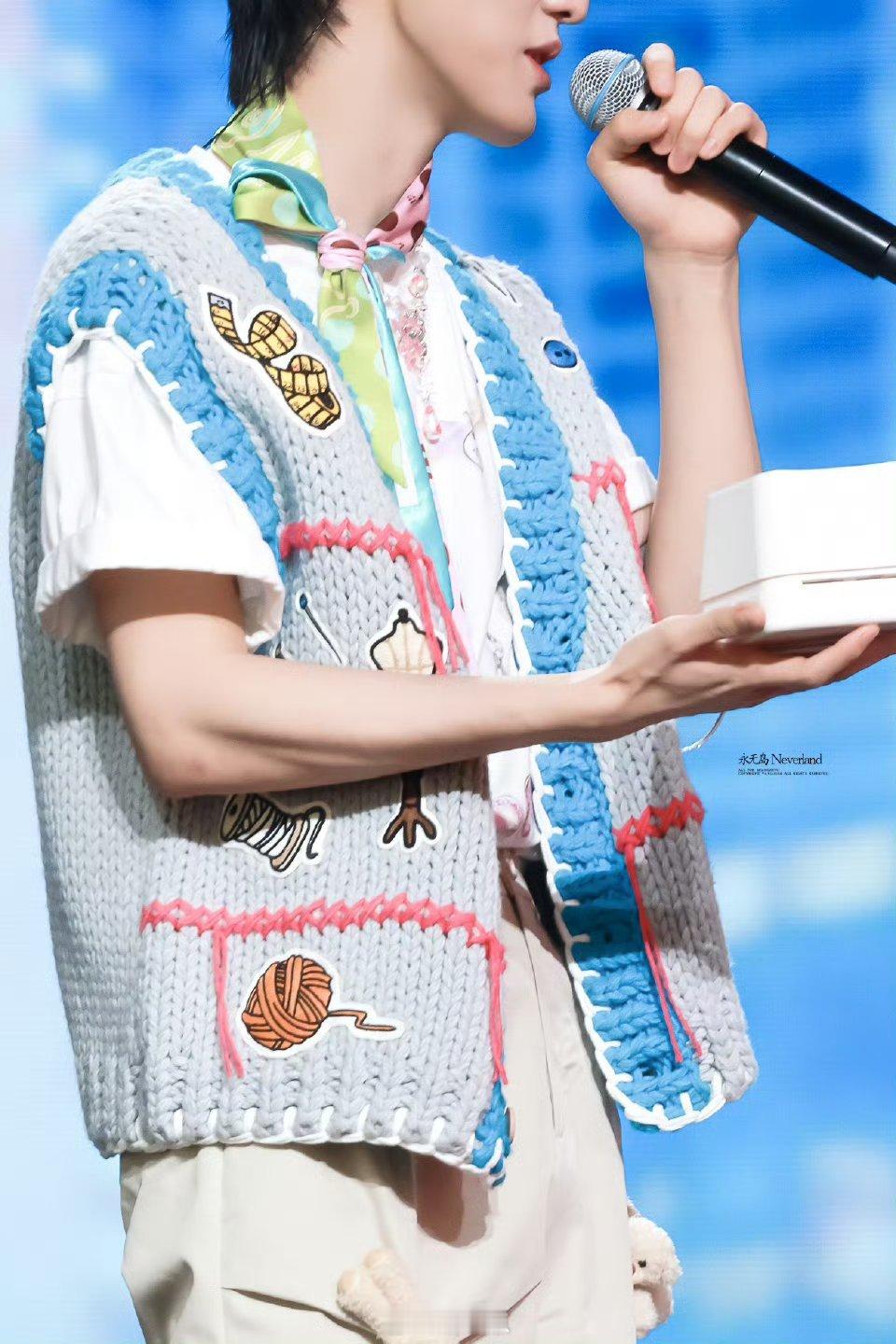 张泽禹别看手机看看我吧张泽禹毛绒小王冠张泽禹这造型太绝了，毛绒小王冠衬得少年感拉