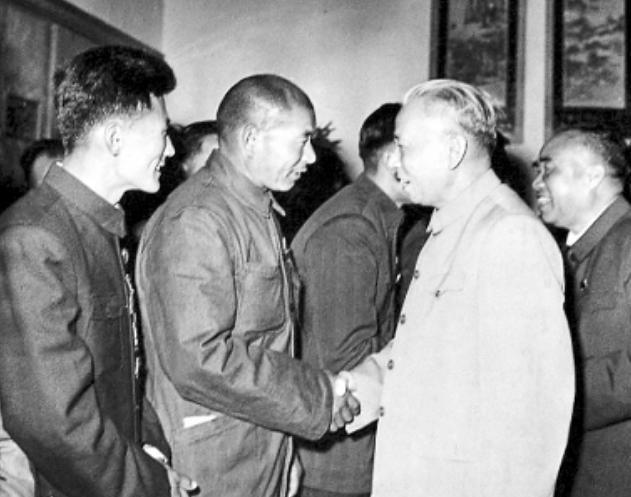 1959年，掏粪工人时传祥为何能让刘少奇主动握手，并称“我们都是人民的勤务员”？