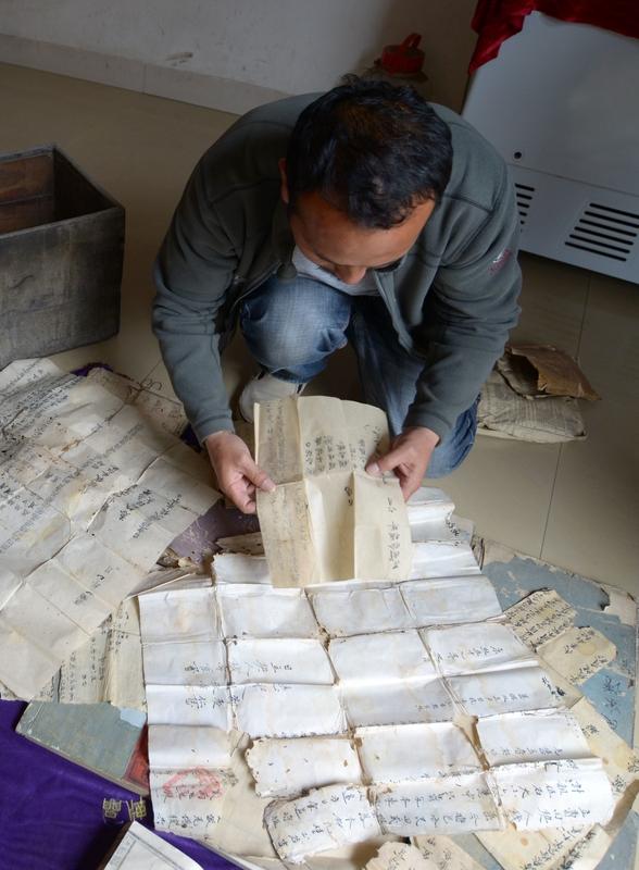 女子翻老盒子，竟翻出十几张清朝地契！一张纸，藏着家族百年兴衰
 
家人们，谁能想