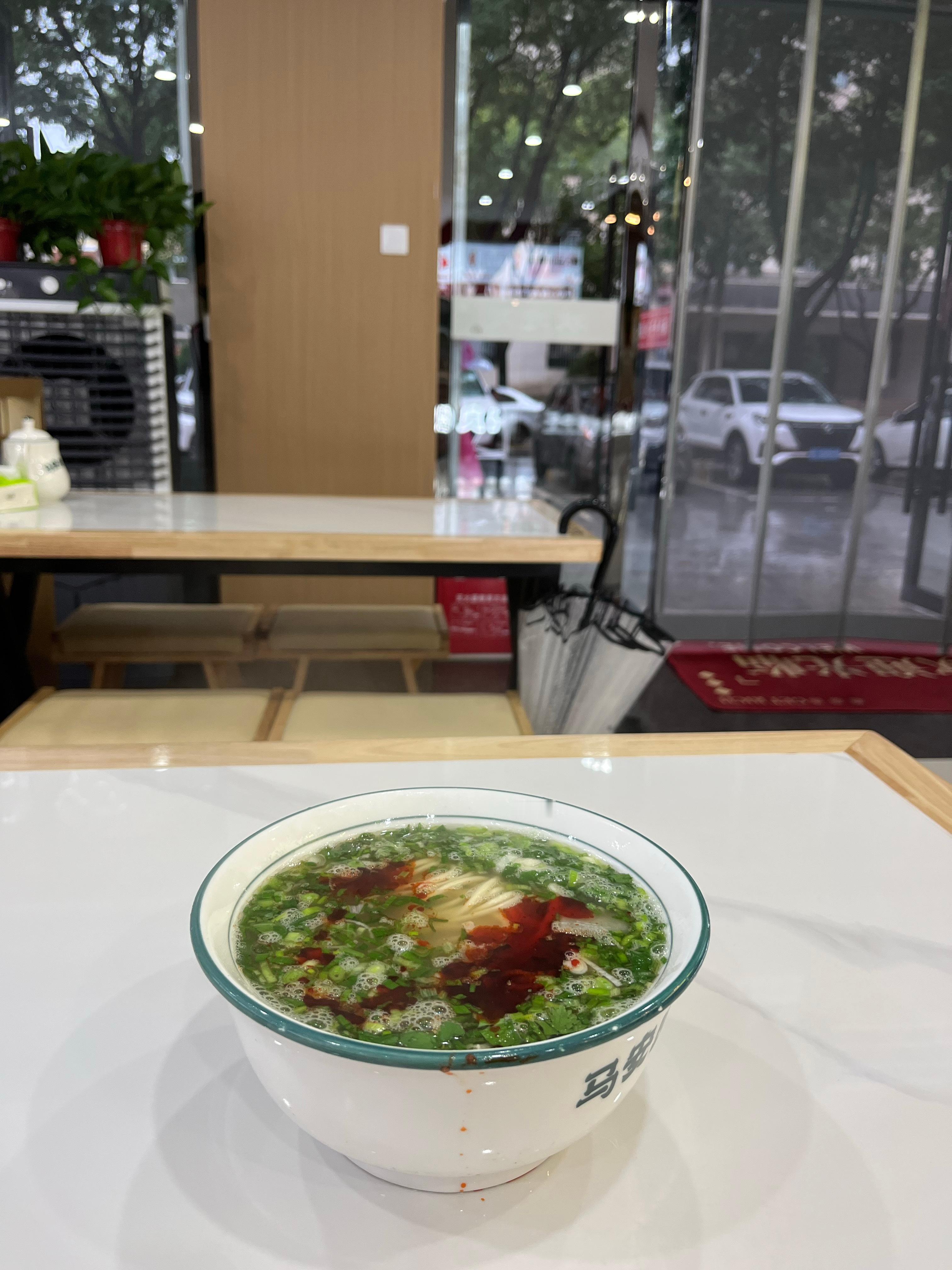 这样的吃播该全面叫停了外面下雨，早餐一碗牛肉面。关于吃播，吃的本意是饱肚子，不是