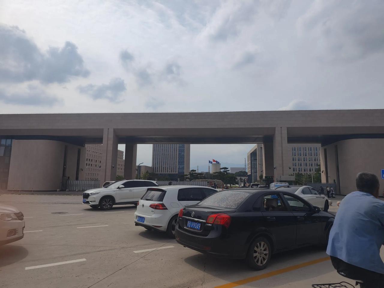 在这里等一个朋友，进进出出的人很多。车子断断续续，缓缓而入。车外步行和骑着自行车