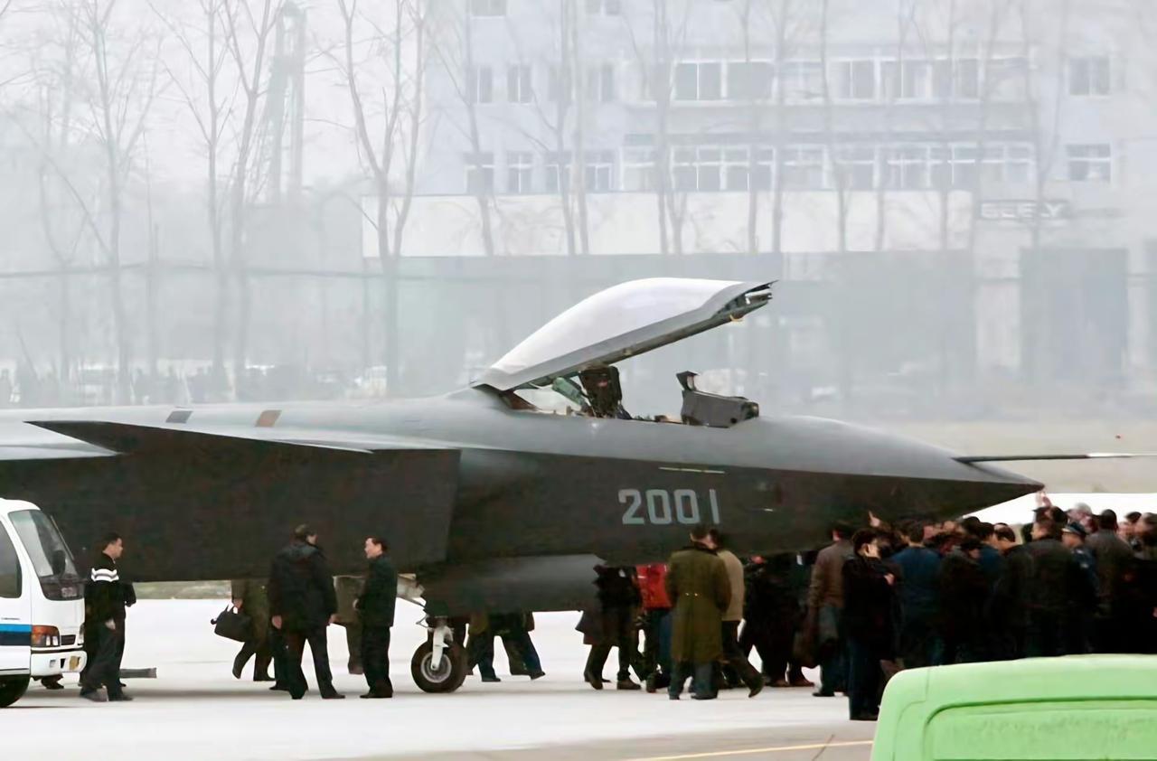 歼-20首飞的时候用的就是全无框整体式座舱盖！

F-22的座舱盖就是全无框整体