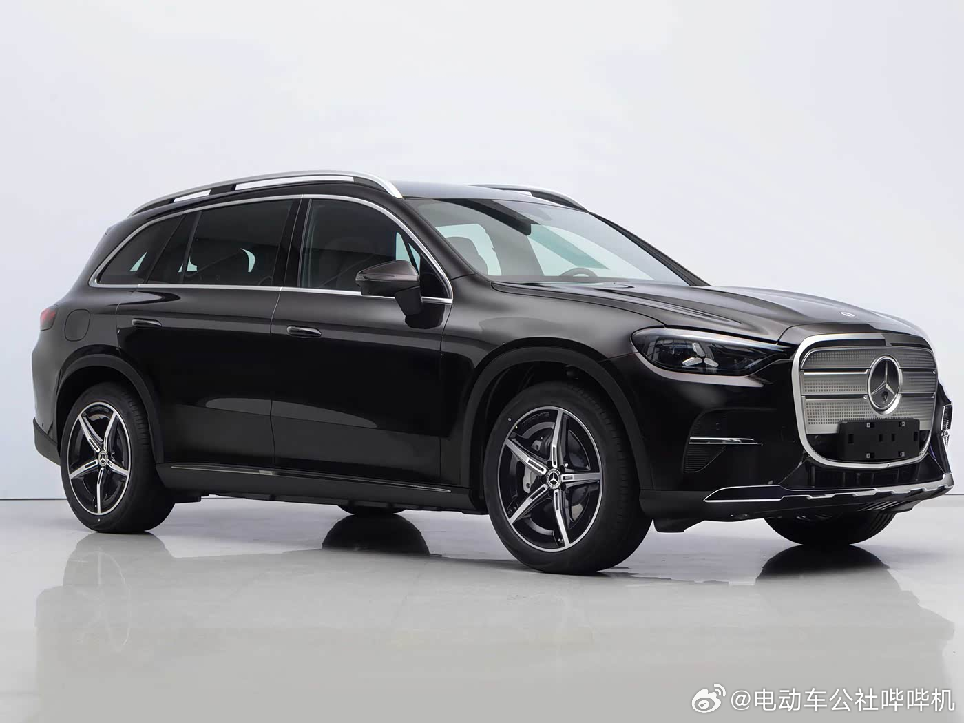 全新奔驰纯电GLC，也就是那个被称为“螃蟹壳前脸”的最新款，预售价34.9万起。