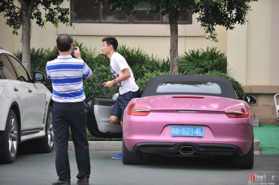 2015年恒大足球筹备上市时，有媒体甚至戏谑地探讨“球员开什么车去敲钟”。答案是