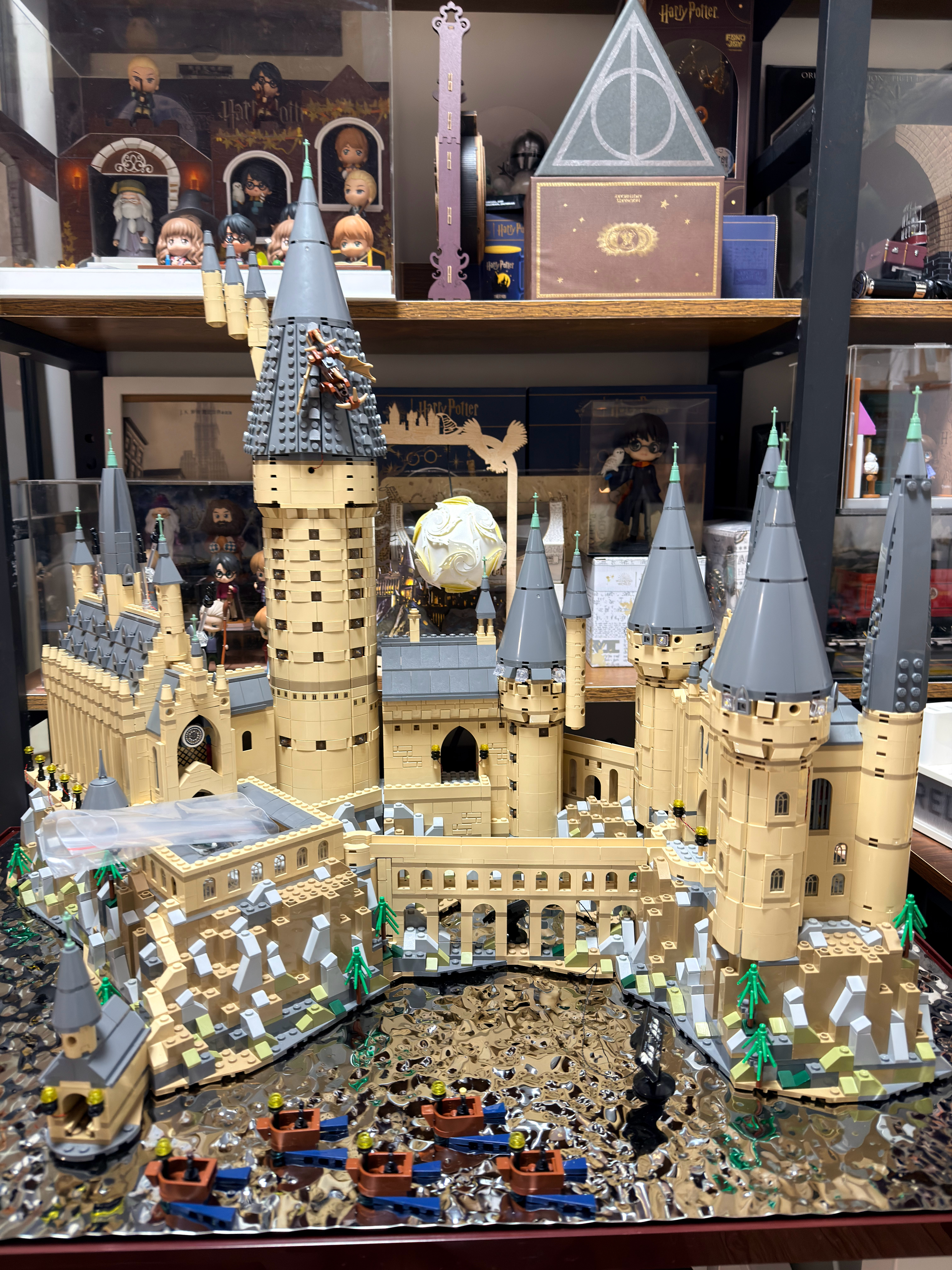 这两天把乐高71043霍格沃茨大城堡加装了灯光，又买了一个新款展示盒。后面会配上