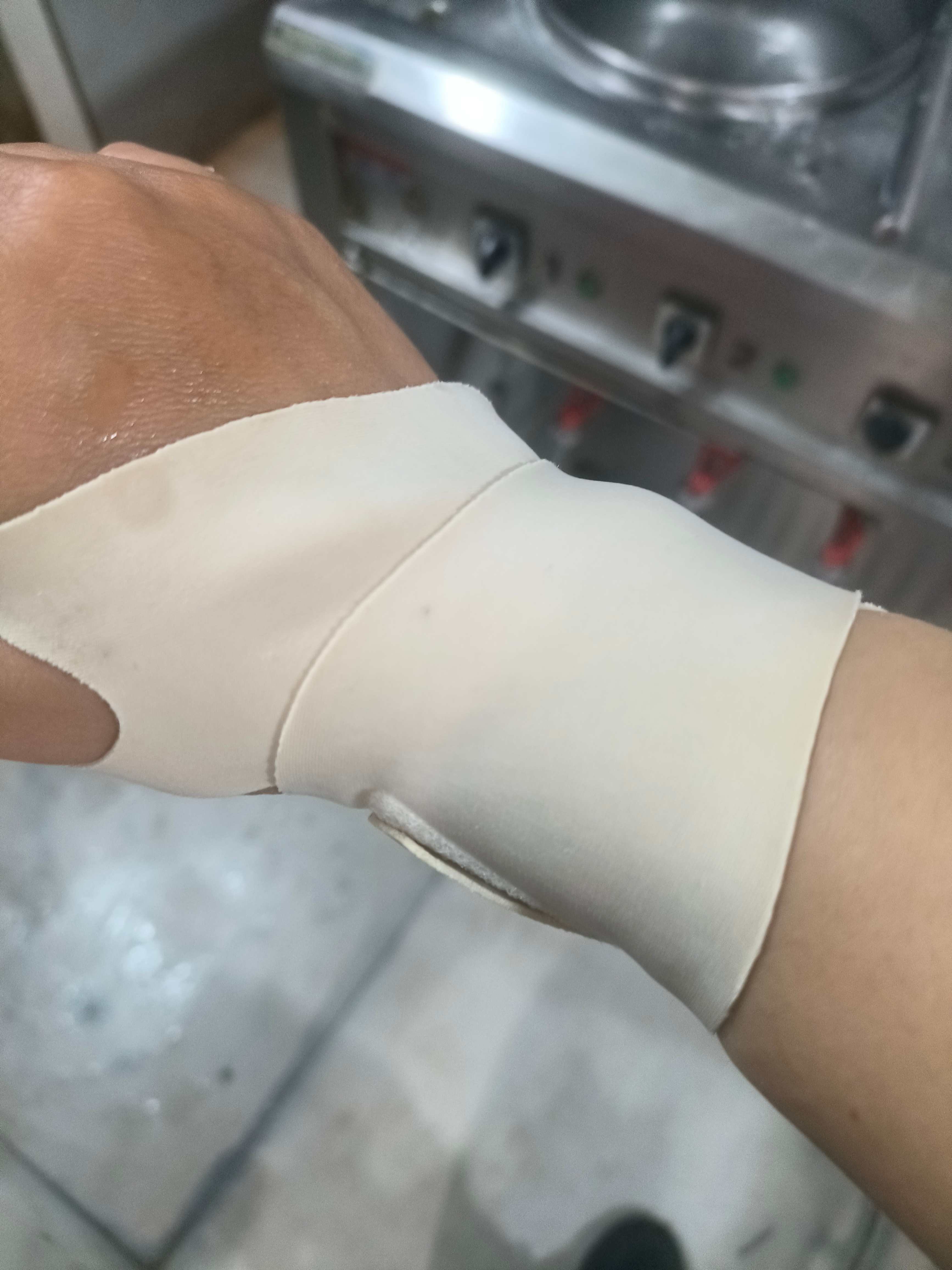 一地严查赵一鸣好想来等零食门店赶紧查吧，昨天就是在好想来门口给我摔个大马趴，到现