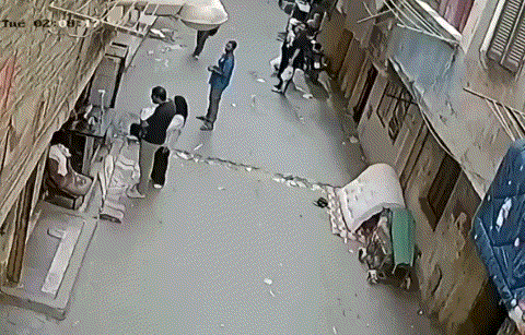 在埃及，一名男子在千钧一发之际接住了一名从窗户跌落的儿童。
