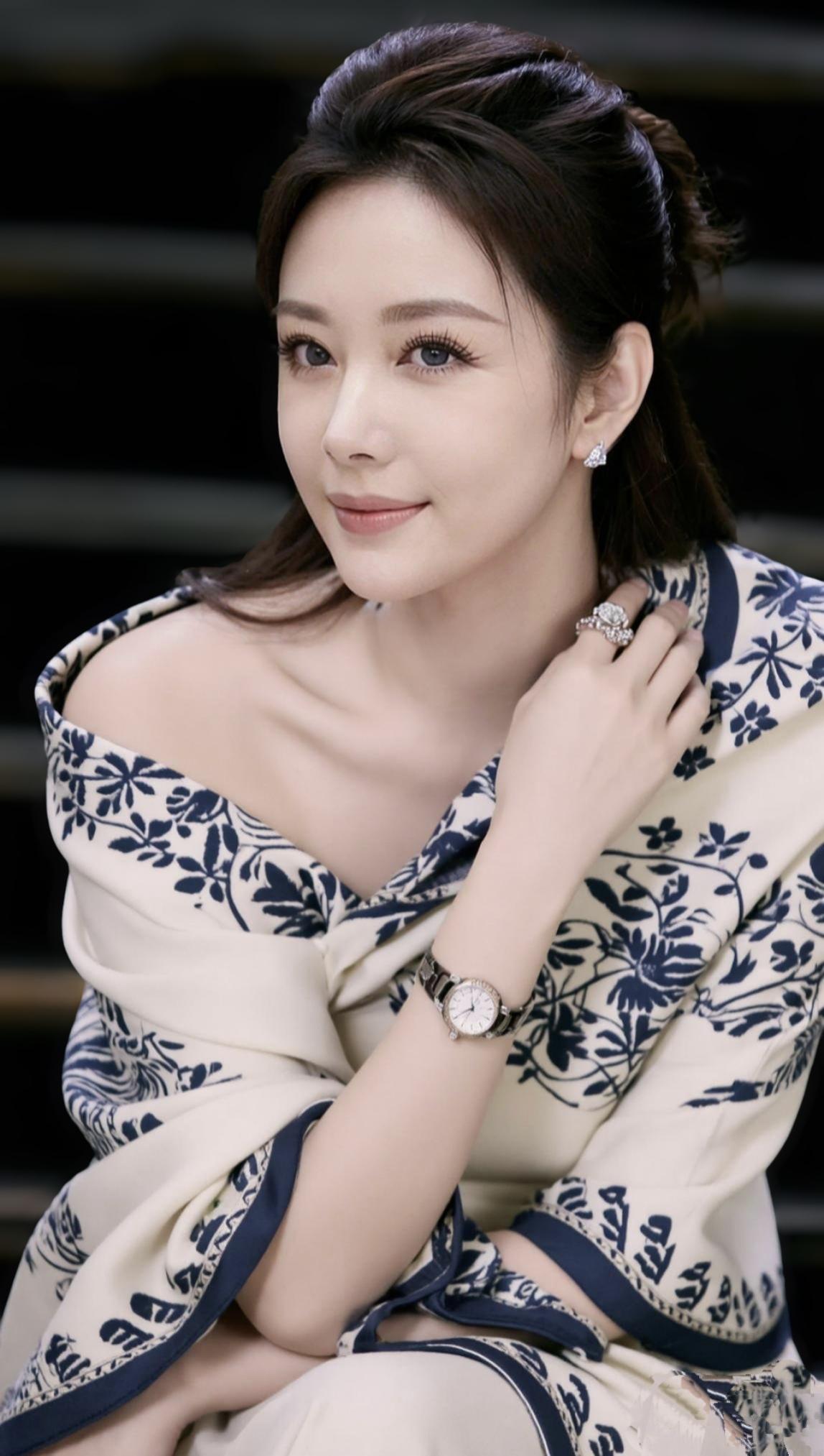 玉环轻抚耳畔，笑靥如花。