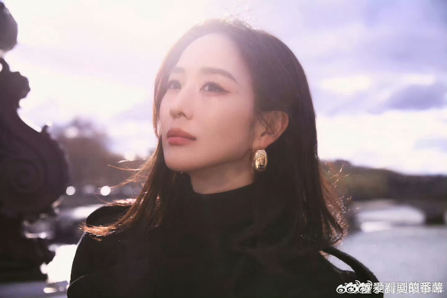 张钧甯巴黎随拍这状态绝了，身材简直太完美了，姐姐你真的太会了！在街头随便一拍都很