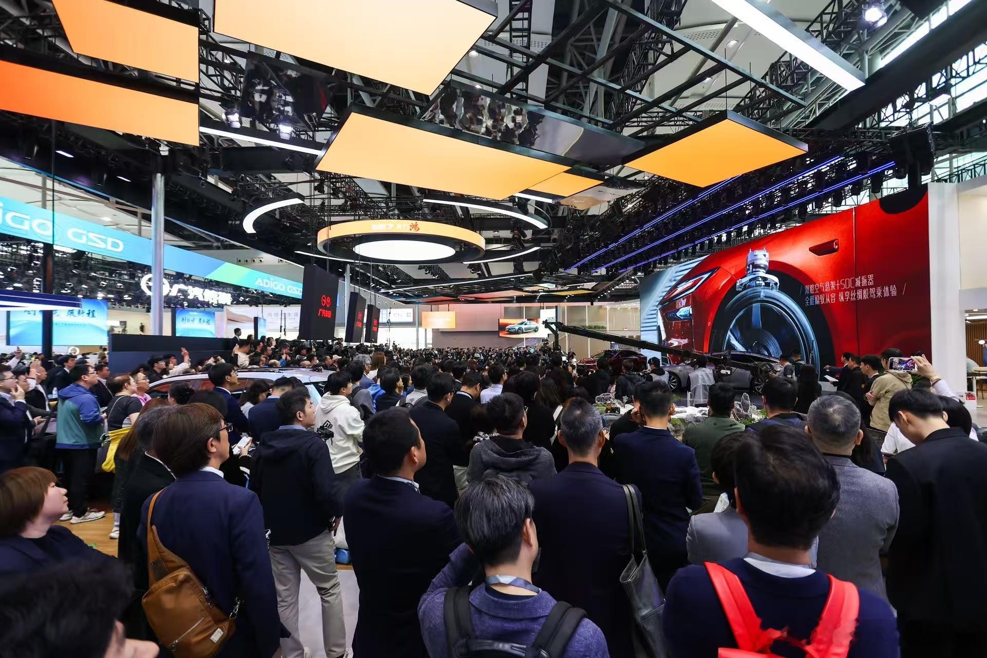 广汽丰田我说看看铂智7，结果昨天没挤进来，今天来还这么多人？！我看4-5台展车人