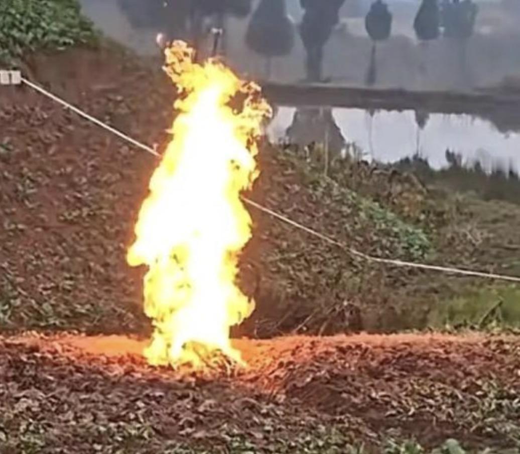 四川一村民的菜地，无缘无故冒出火来，而且大火连烧7天，连雨水都无法将其给扑灭，这
