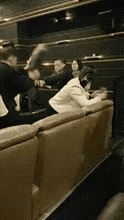 妻子买4张票，连坐，分别安排丈夫→孩子→妻子→情夫，电影完后丈夫酸酸大发，陡手去