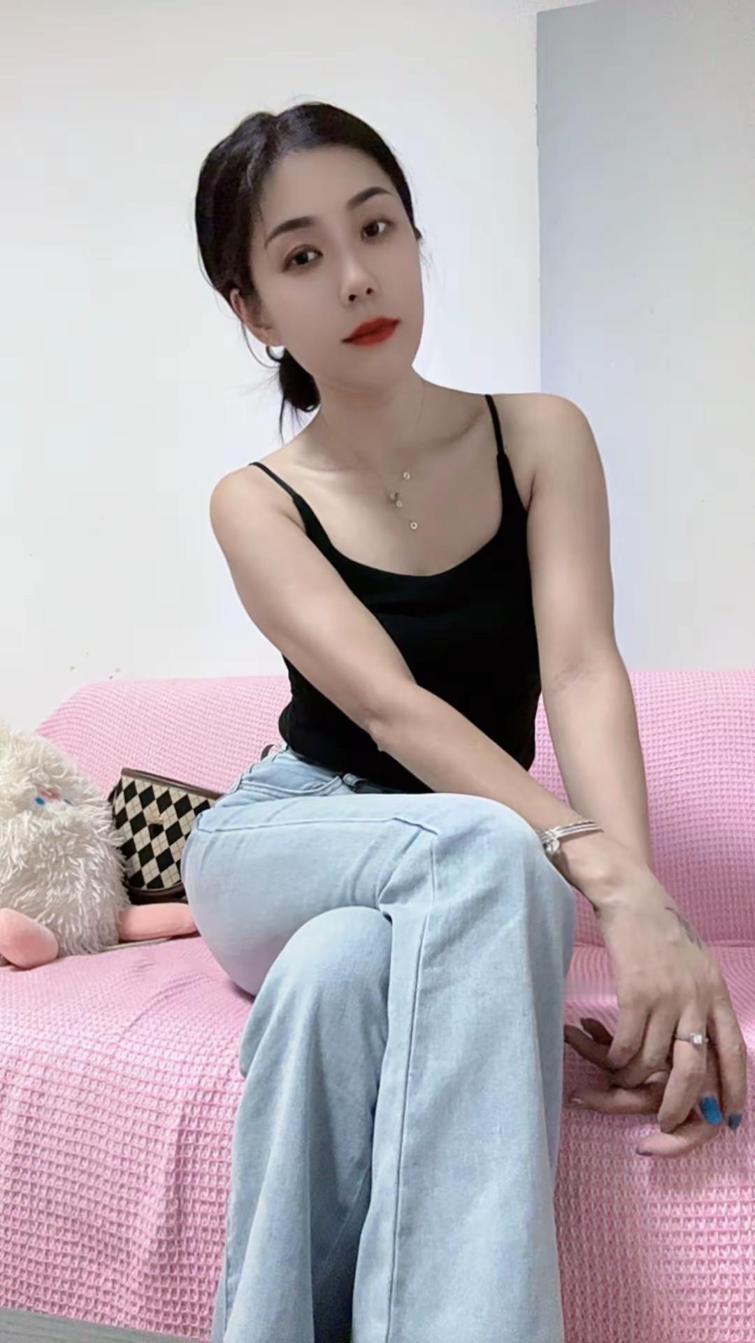 做松弛感美人 居家慵懒风 简单穿搭美出高级感